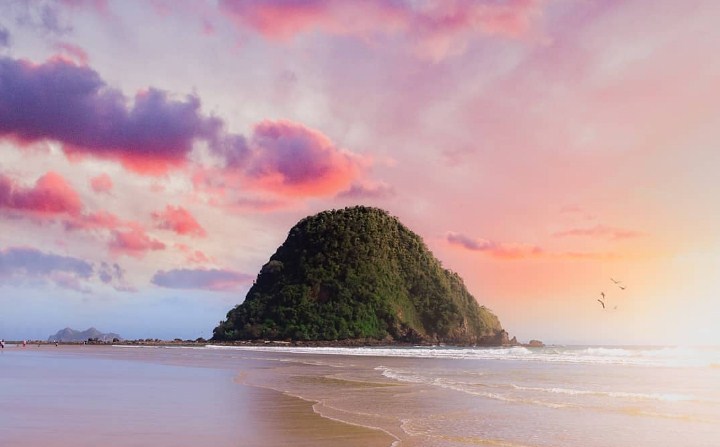 Foto Tempat Wisata Pantai Pulau Merah Foto Tempat Wisata Pantai Pulau Merah